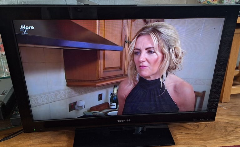 Toshiba 32in freeview TV with built-in dvd and remote 