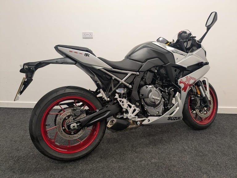 SUZUKI GSX8R ** FULL DOCUMENTED SERVICE HISTORY - QUICK SHIFT - BOTH BOOKS **