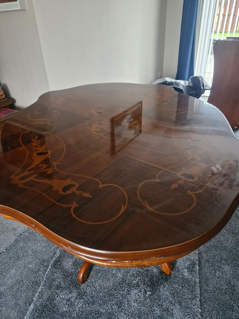 Dining table and 6 chairs 