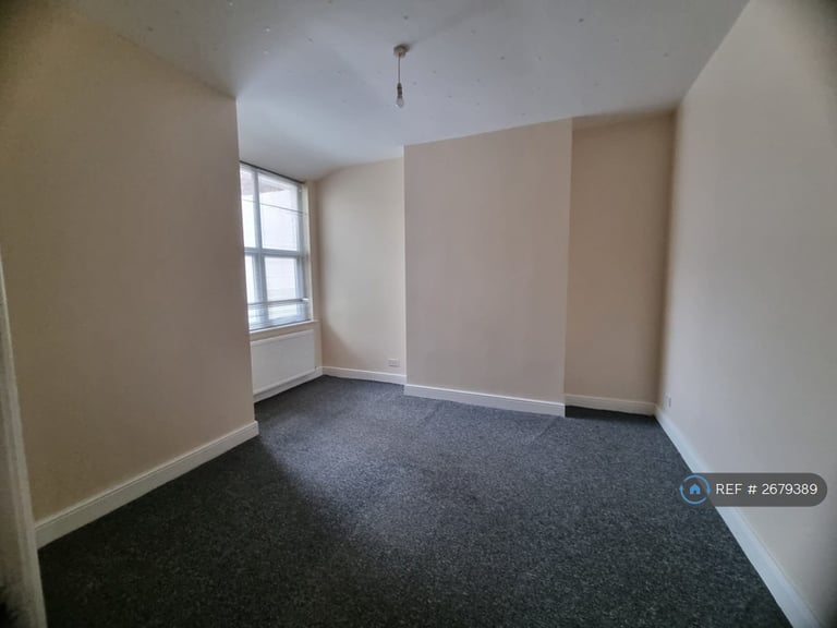 2 bedroom flat in New Ferry Road, Wirral, CH62 (2 bed) (#2679389)