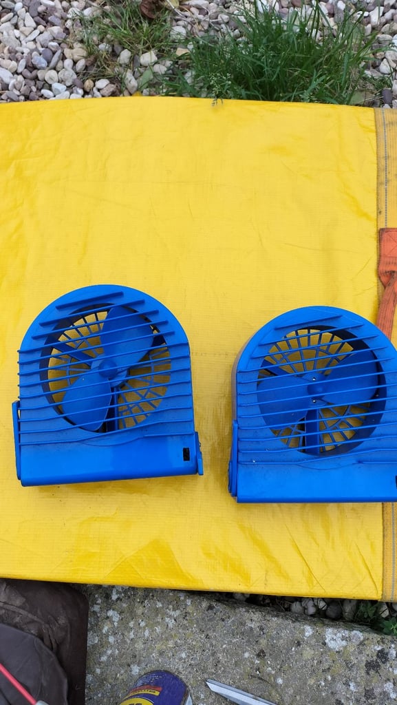 Fans for dog cages 