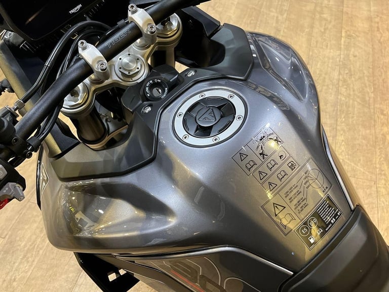 2025 Triumph Tiger 900 GT PRO PREMIUM TWIN COLOUR Petrol black 6 Speed