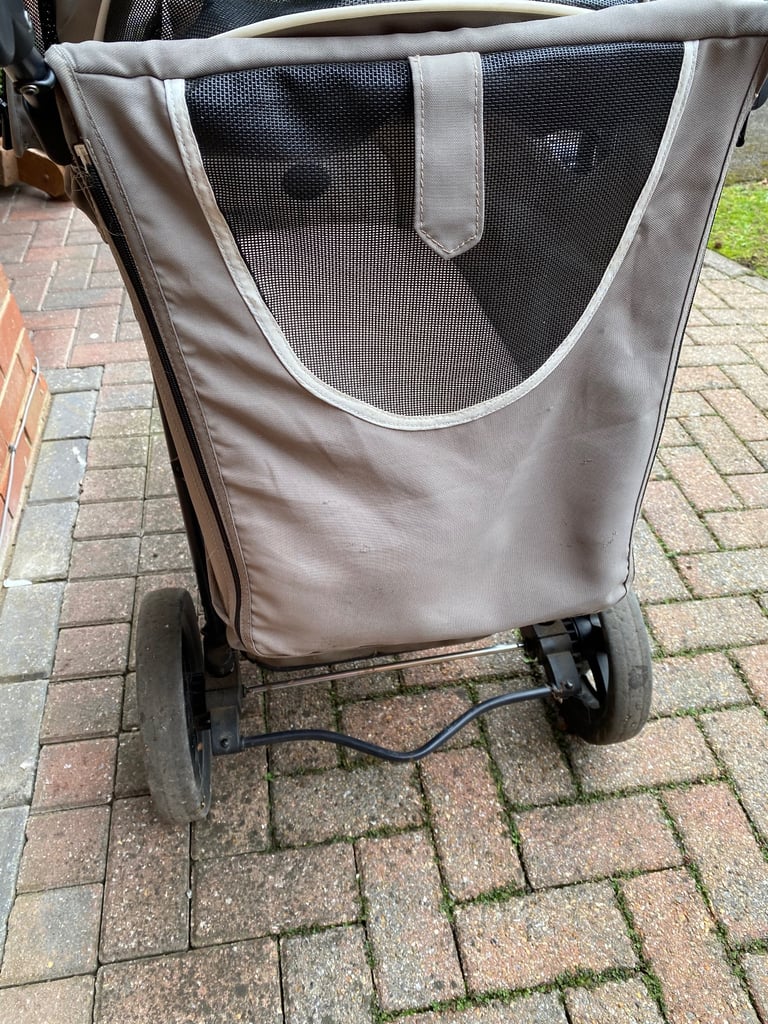 Pet stroller/pram/pushchair 