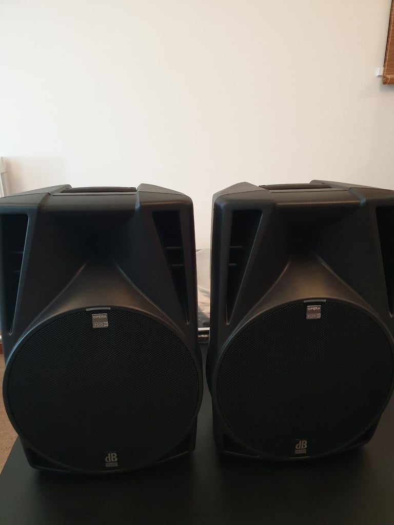 DB 405D ACTIVE PA SPEAKERS WITH COVERS AND STANDS