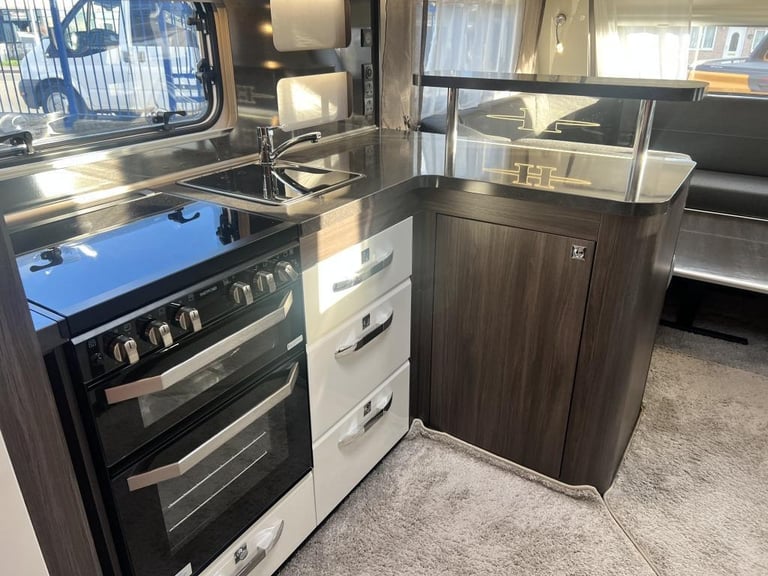 2024 HOBBY PRESTIGE 720 WQC 4 Berth fixed island bed End washroom