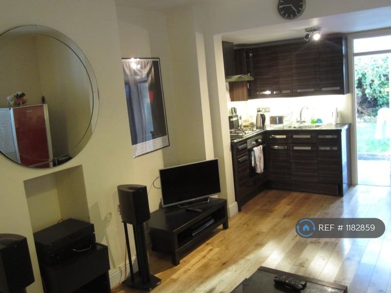 2 bedroom flat in Gilbey Road, London, SW17 (2 bed) (#1182859)