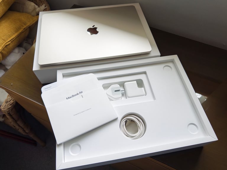 Apple MacBook Air M3 15", 16GB RAM, 256 SSD