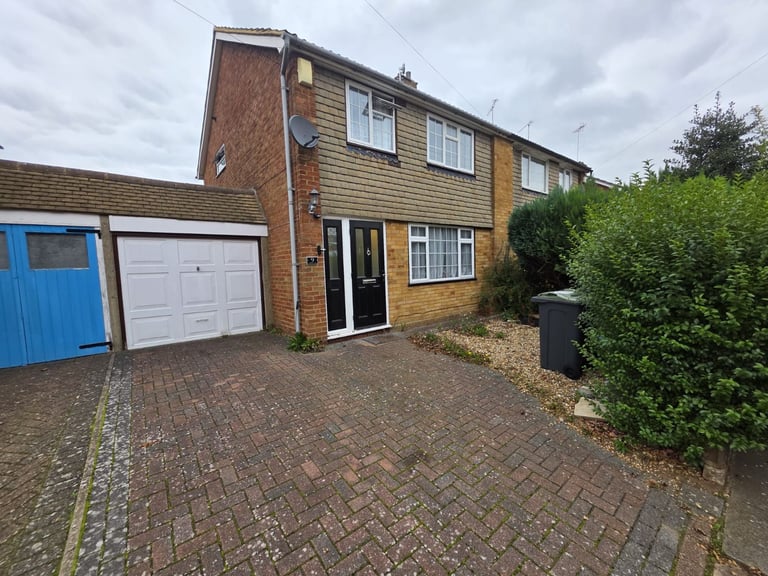 **NEW LISTING**Family Home**LIMBURY Area**Garage & Driveway**