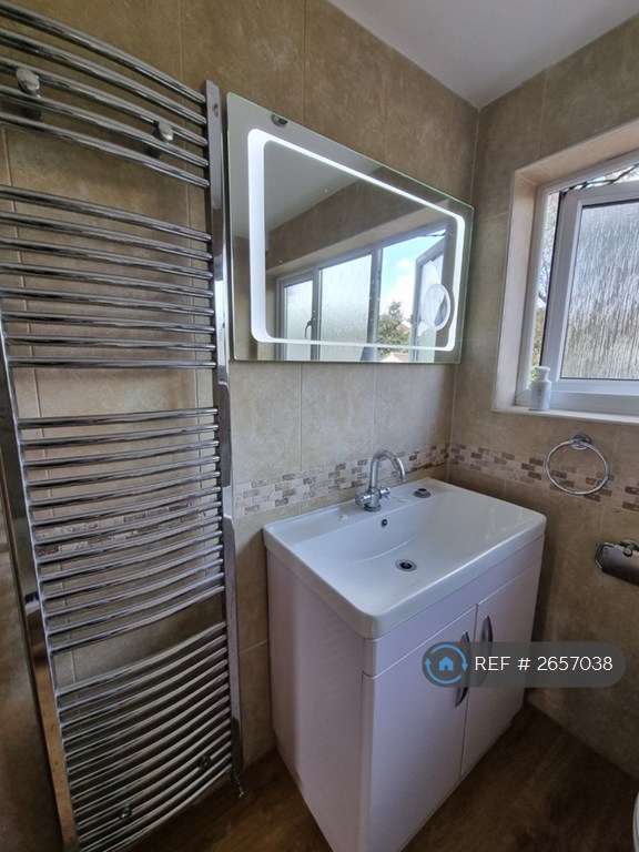 3 bedroom flat in The Ridgeway, London, W3 (3 bed) (#2657038)