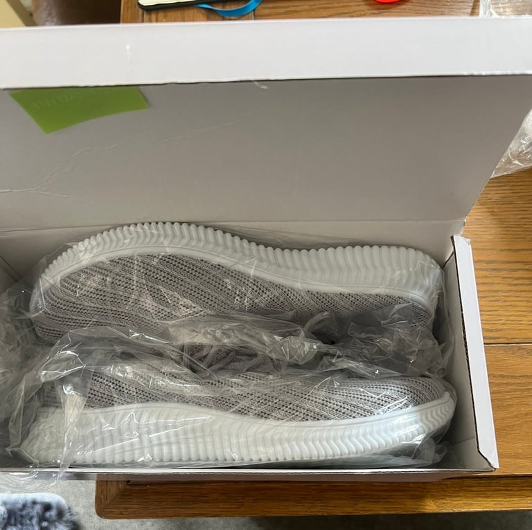 Brand new size 6 trainers 