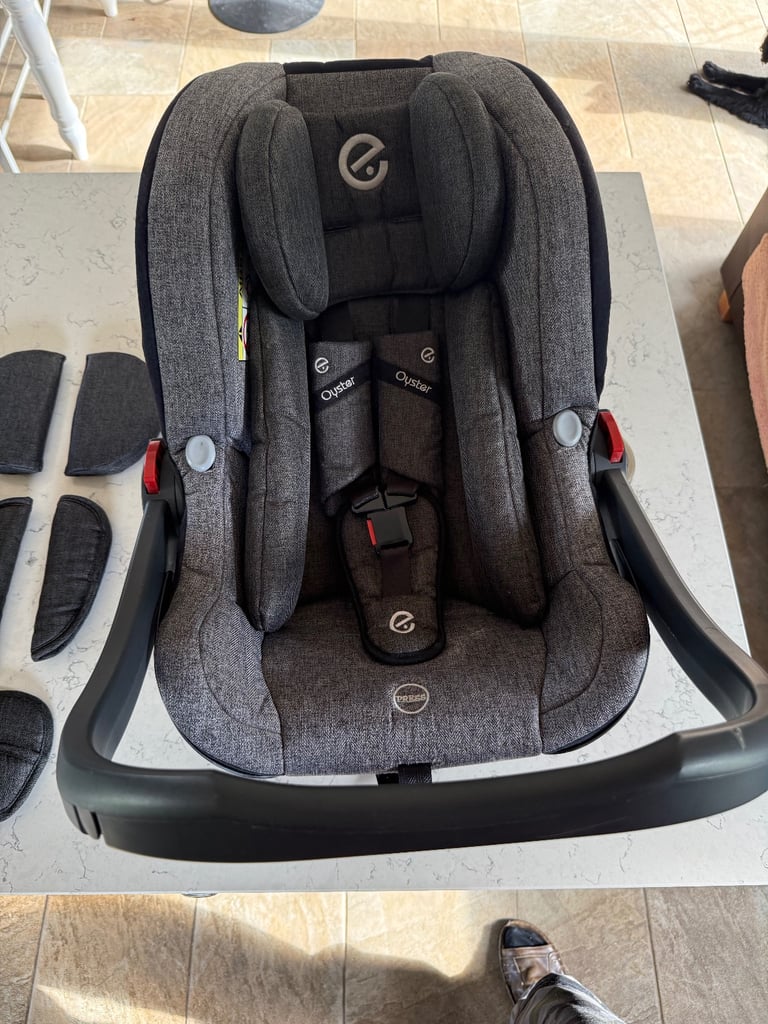 Oyster Carapace car seat and isofix base