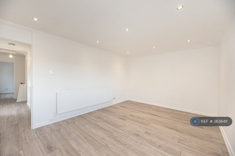 2 bedroom flat in Markhams Chase, Basildon, SS15 (2 bed) (#2636411)