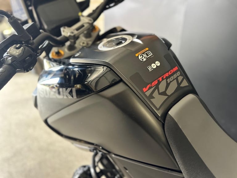 STUNNING ONE OWNER 2023/23 SUZUKI V-STROM 1050 DE MOTORCYLE 