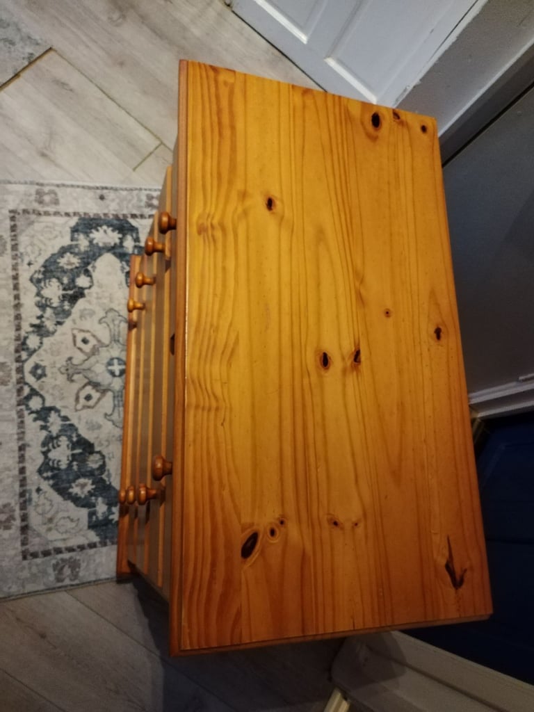 Pine Chest of drawers 