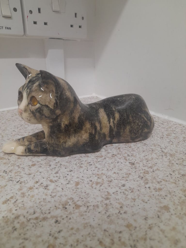 Pretty vintage winstanley cat   size 3   signed