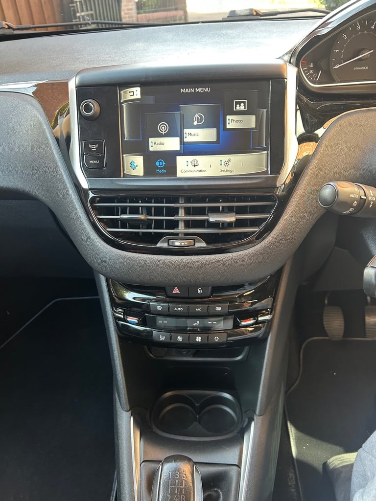 Peugeot, 208, Hatchback, 2013, Manual, 1200 (cc), 3 doors