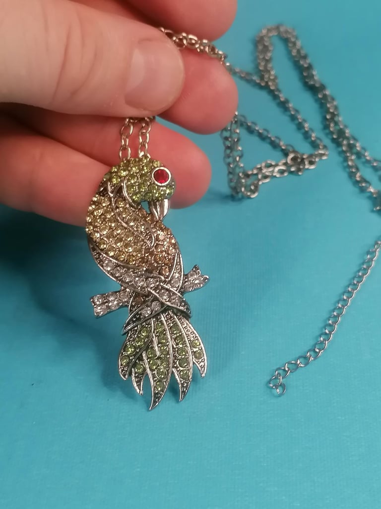 Brand new Metal  PARROT Pendant Necklace  LINK CHAIN. 17inch.