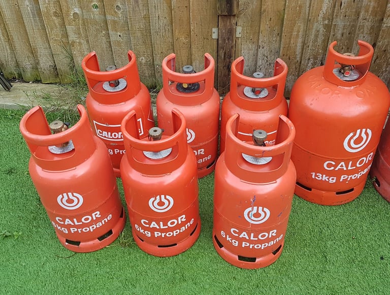 Full gas bottles / cylinders, regulators, distributor valves 1,2,3,4 ways.