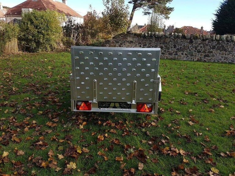 BRAND NEW 7,7ft x 4,2ft SINGLE AXLE FLAT TRAILER WITH RAMP 750kg