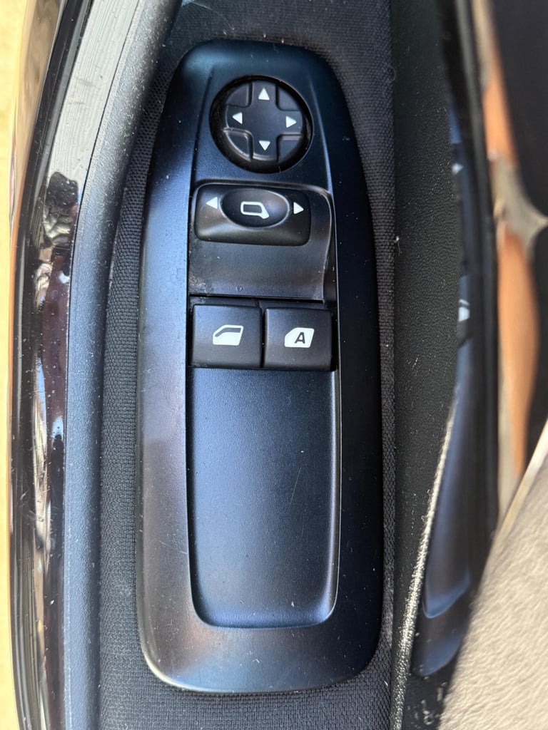 2015 Peugeot 208 1.2 VTi PureTech Active Euro 6 5dr HATCHBACK Petrol Manual