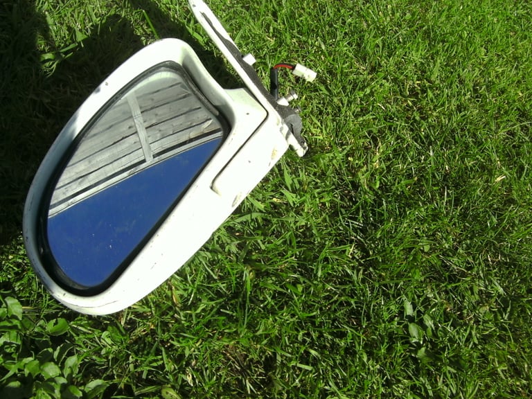 ONE,USED,GOOD COND,RARE TOYOTA MR2 WHITE ELECTRIC MIRROR,C/W WIRE/PLUG,TINTED GLASS ETC