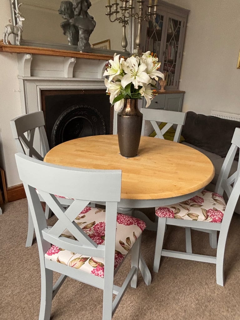 image for Gorgeous Round Dining Table