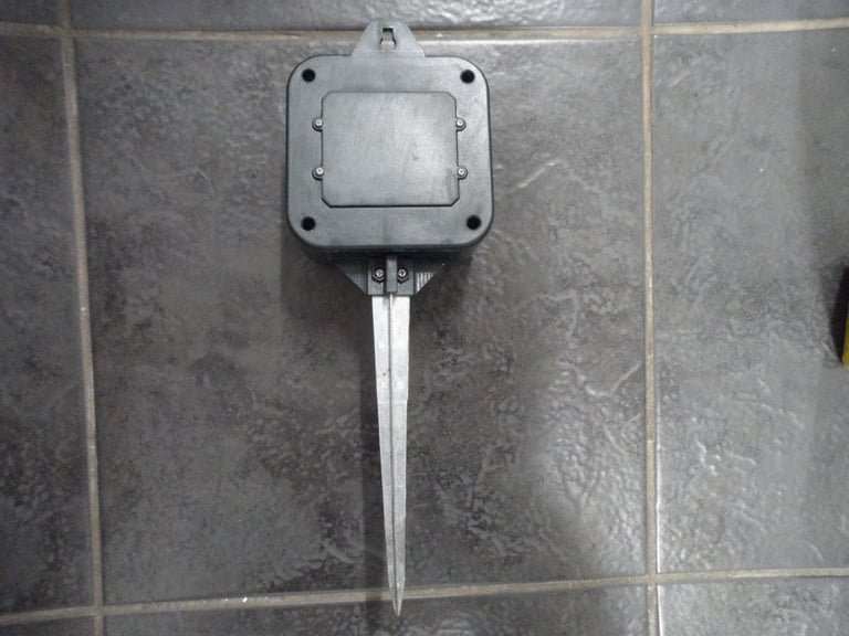 Ultrasonic Animal Pest Repeller (green) with spike - used