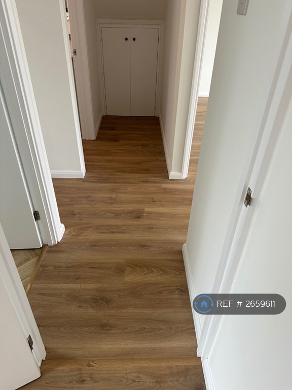 2 bedroom flat in Edinburgh Cresent, Bourne, PE10 (2 bed) (#2659611)