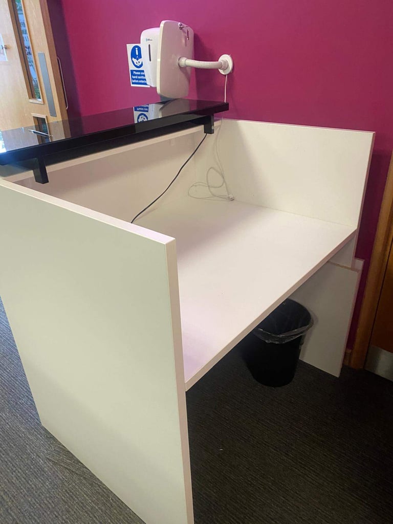 White & Black Reception Unit