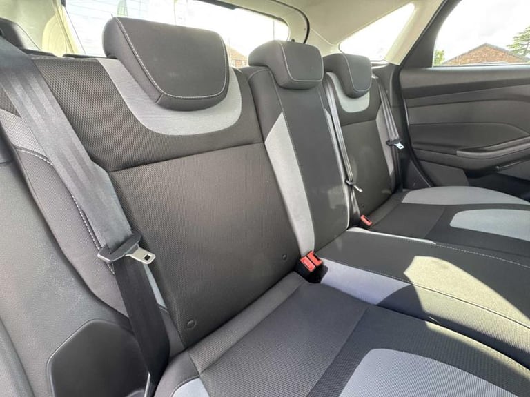 2014 Ford Focus 1.6 125 Zetec Navigator 5dr Powershift HATCHBACK PETROL Automatic