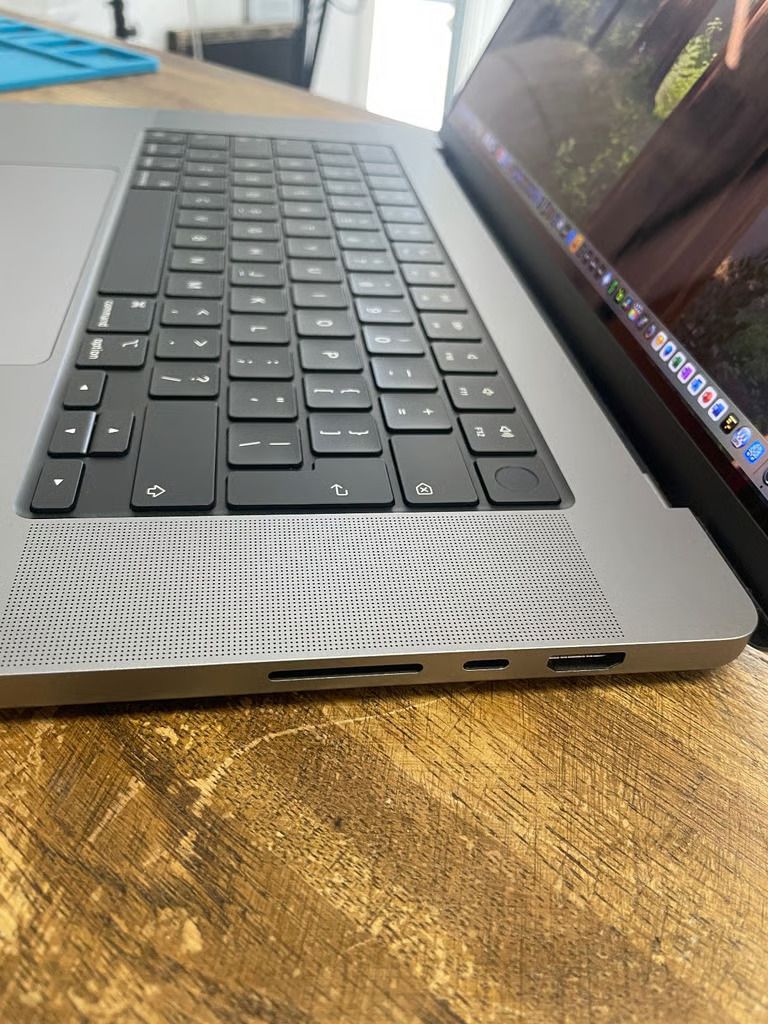 Apple MacBook Pro 16-inch 2021 M1 Pro 10 CPU/16 GPU 3.2GHz 16GB RAM 1TB SSD Liquid Retina XDR