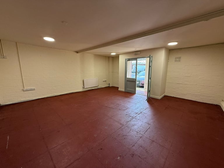 3,184sq. ft. Warehouse/Storage Unit to let in Whittington. Car Parking. Flexible Lease Terms.