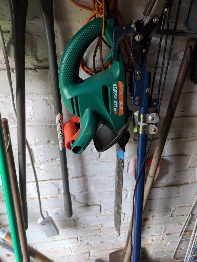 Black & Decker 41cm electric hedge trimmer 