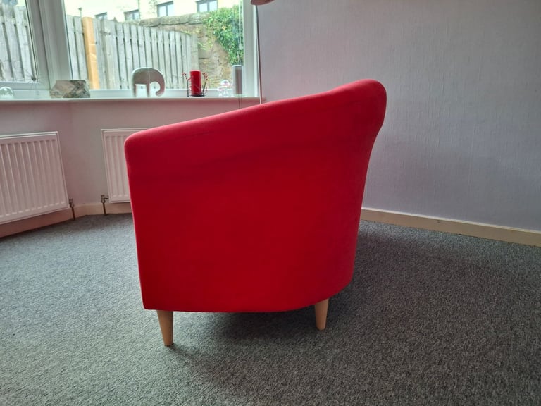 Sofa : Small 2 Seater Tub (as new)