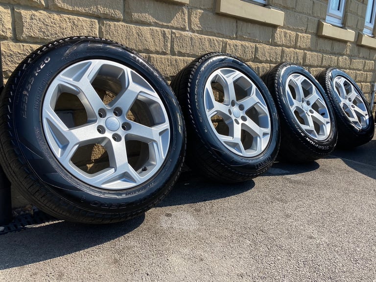 20 inch Range Rover / Discovery Silver alloy wheels & 6mm+ Pirelli’s!
