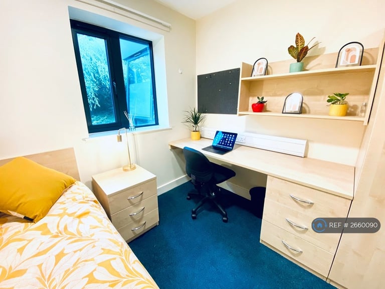 6 bedroom flat in Warwick New Road, Leamington Spa, CV32 (6 bed) (#2660090)