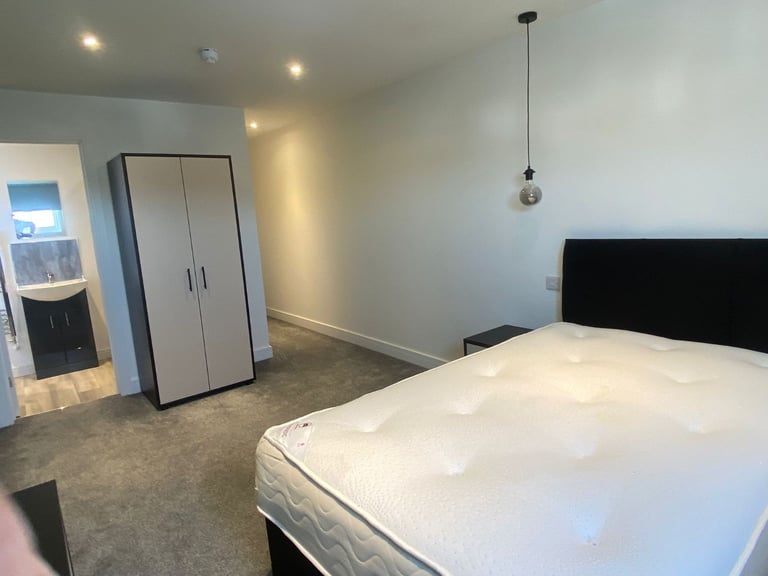 TOP QUALITY DOUBLE EN SUITE ROOM TO LET 
