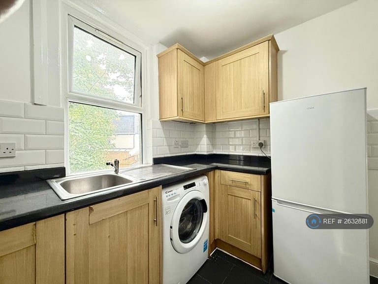 1 bedroom flat in Fairfield Street, London, SW18 (1 bed) (#2632881)