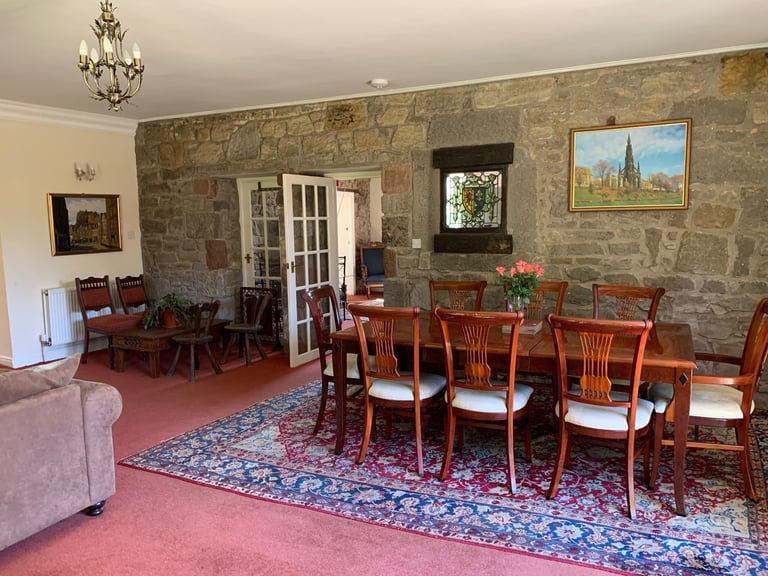 Large 3 bed cottage 5 minutes to Edinburgh City Bypass