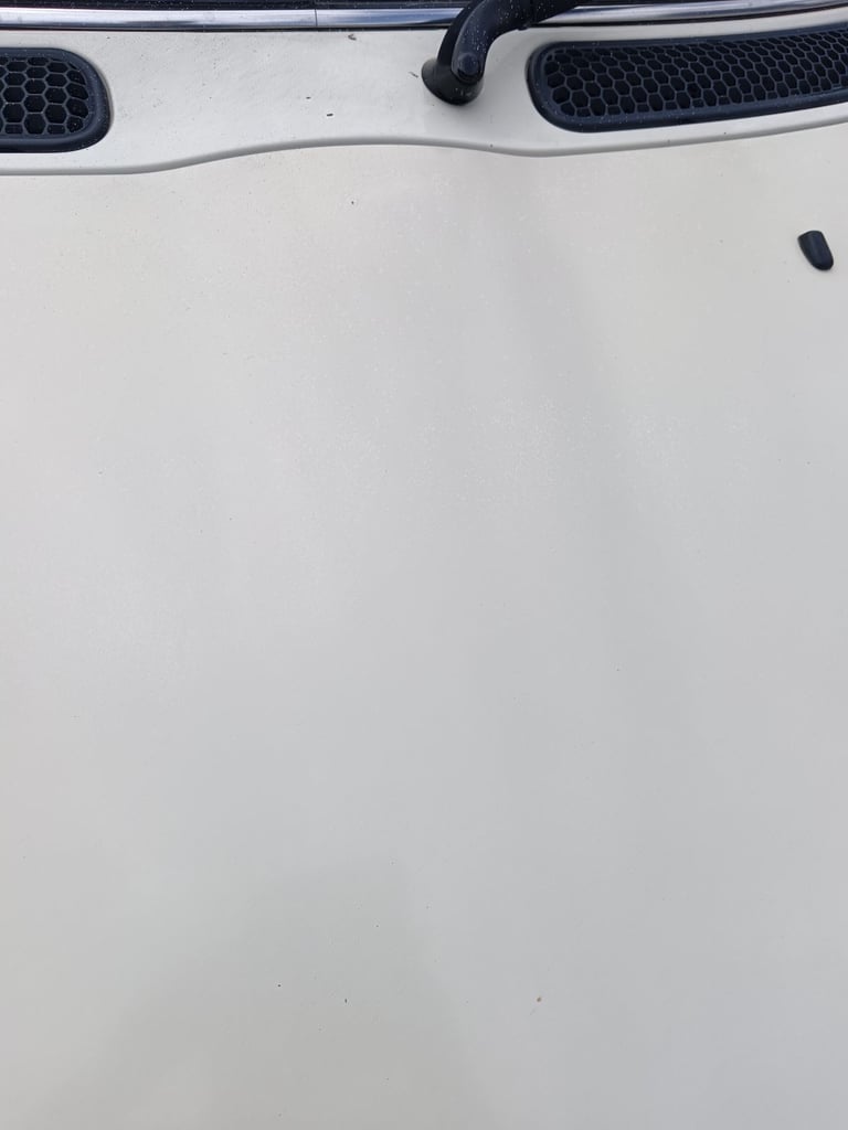 Mini R50 pepper white bonnet and grill, grill is loose,