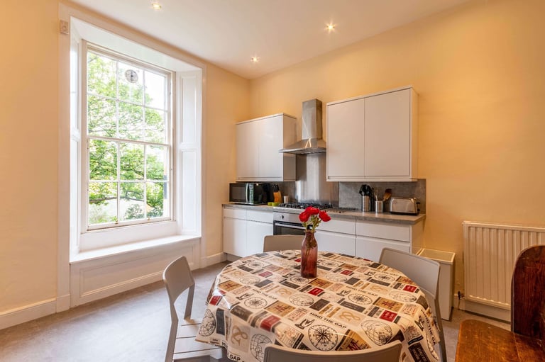 Beautiful, 4 bedroom, 5 person, 1st floor, HMO flat in Newington – available NOW 