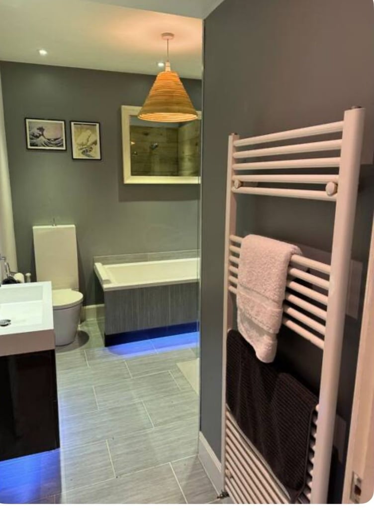 Beautiful Room Available Near Marchmont and Meadows! 