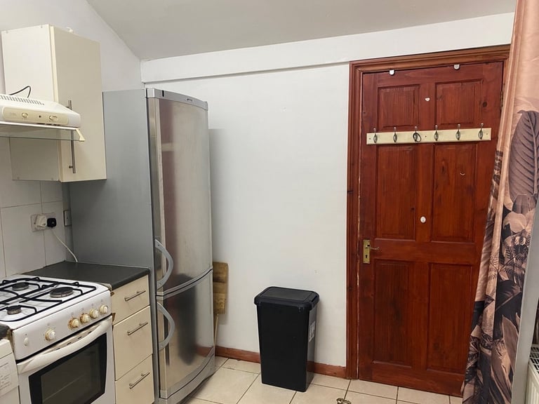 SPACIOUS  STUDIO  FLAT  WITH  ALL  BILLS  INC  CLOSE  TO  NIGHT  TUBE  &  BUSES