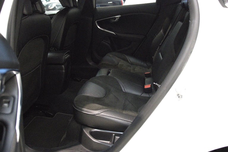 2017 Volvo V40 2.0 T2 R-Design Nav Plus Euro 6 (s/s) 5dr HATCHBACK Petrol Manual