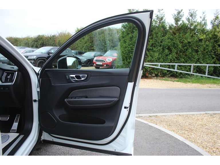 2022 Volvo XC60 B5 MHEV R-Design SUV HYBRID Automatic