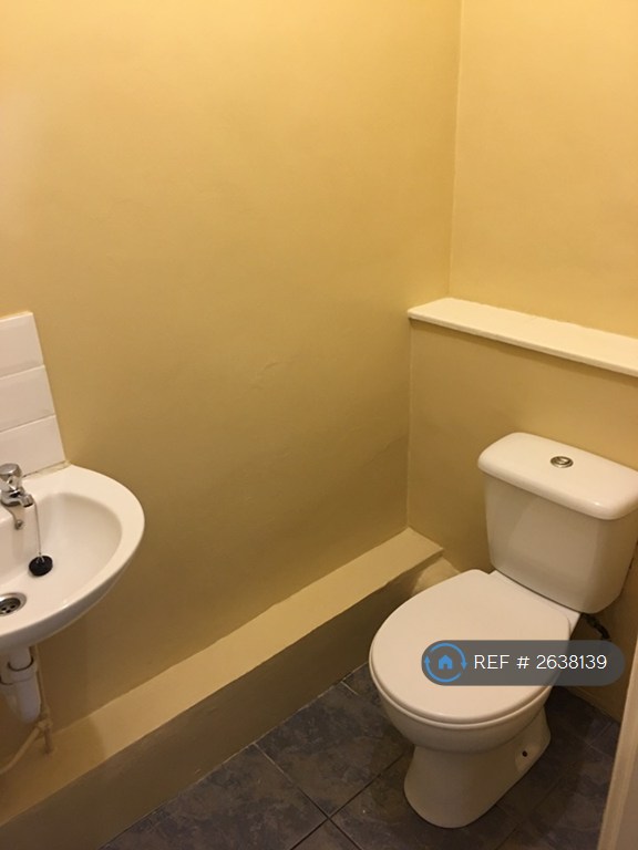 1 bedroom flat in Leyton, London, E10 (1 bed) (#2638139)
