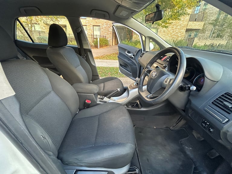 2011 Toyota, AURIS 1.8 hybrid, drives perfect, excellent condition,long mot 