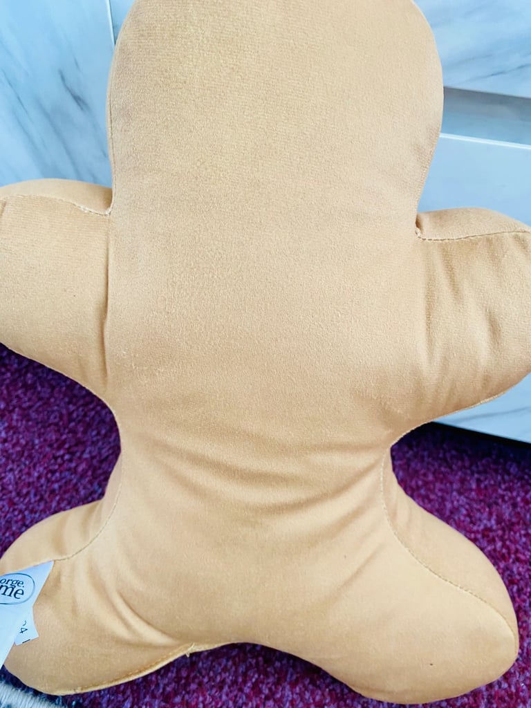 New pair of gingerbread men cushions 