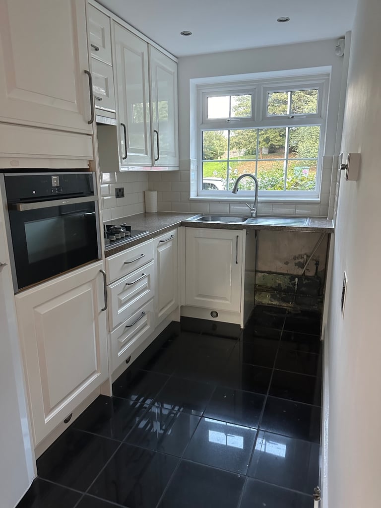 3 bedroom house Large garden & Garage 