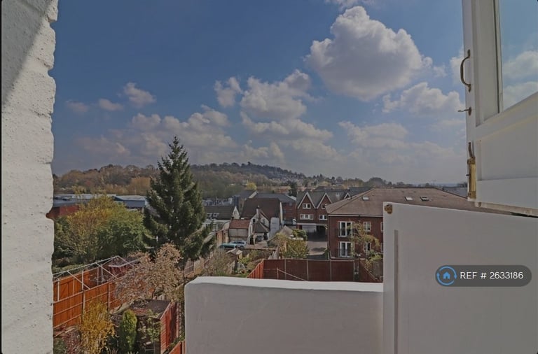 2 bedroom flat in Garlands Road, Redhill, RH1 (2 bed) (#2633186)